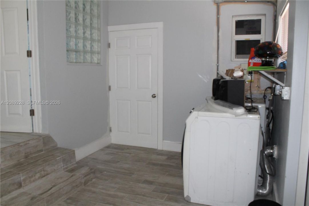 For Sale: $1,650,000 (3 beds, 2 baths, 1369 Square Feet)