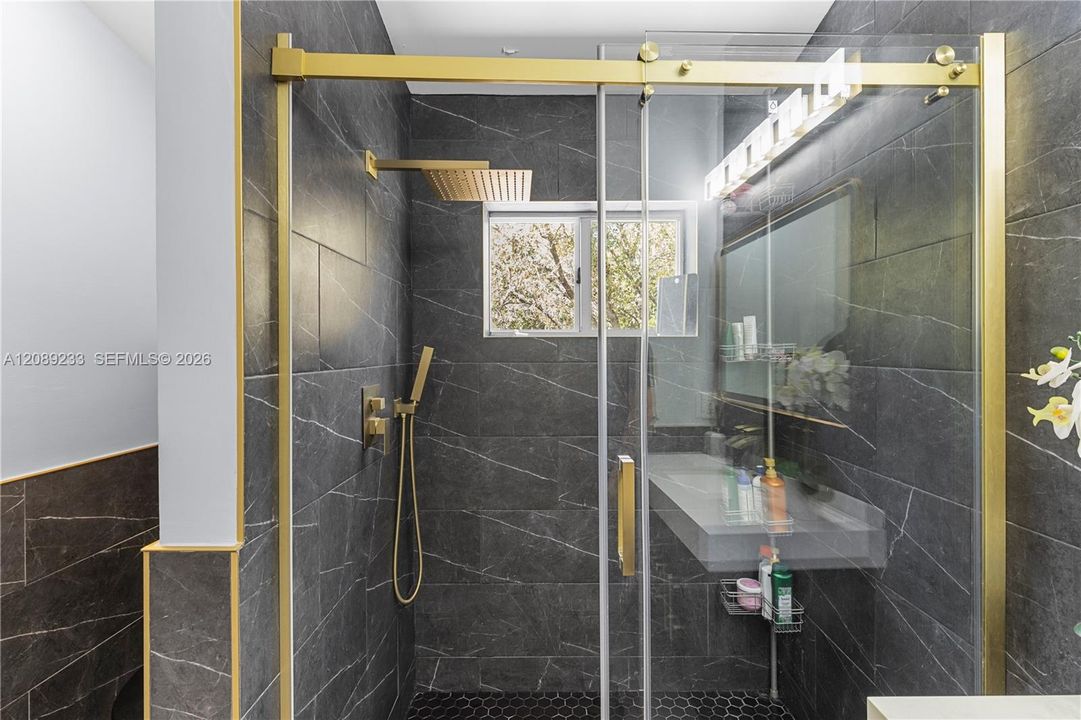 En Venta: $437,000 (3 camas, 2 baños, 1361 Pies cuadrados)