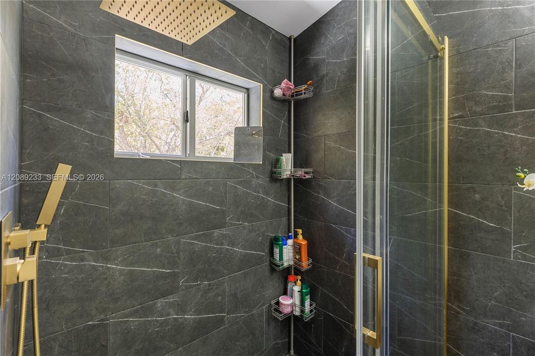 En Venta: $437,000 (3 camas, 2 baños, 1361 Pies cuadrados)