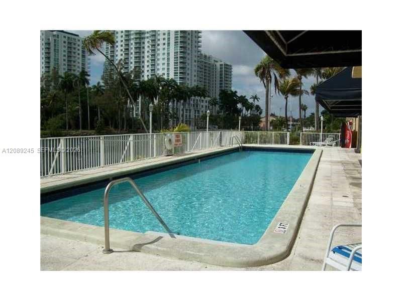 En Venta: $273,500 (2 camas, 1 baños, 830 Pies cuadrados)