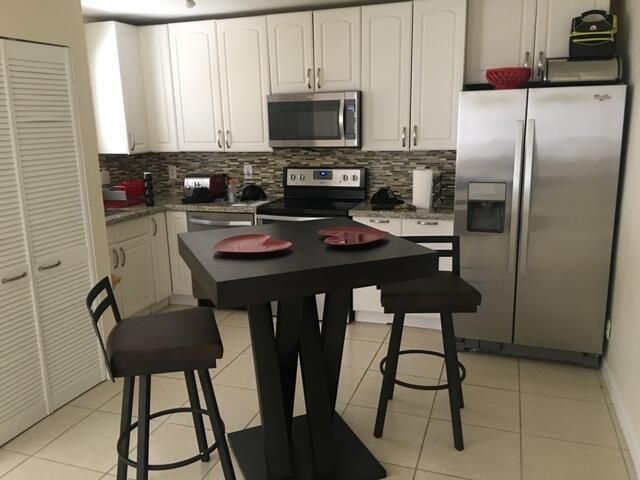 0 kitchen with dining table Gary 2020
