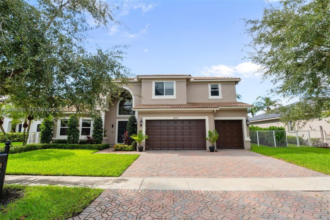En Venta: $1,799,000 (6 camas, 5 baños, 4246 Pies cuadrados)