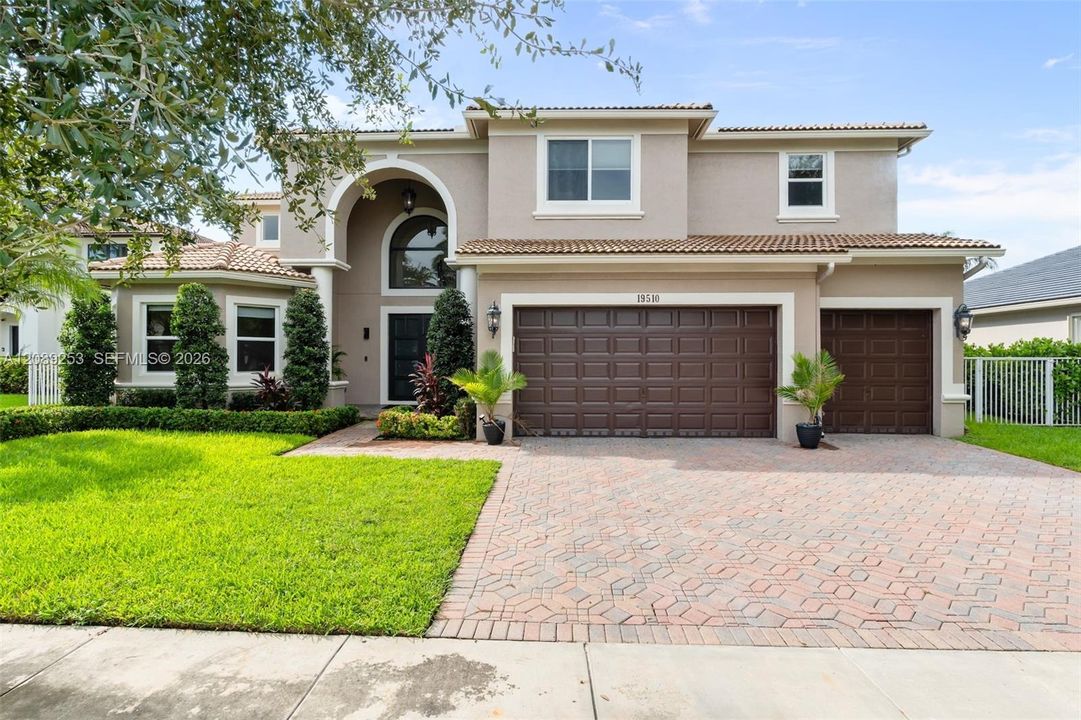 En Venta: $1,799,000 (6 camas, 5 baños, 4246 Pies cuadrados)