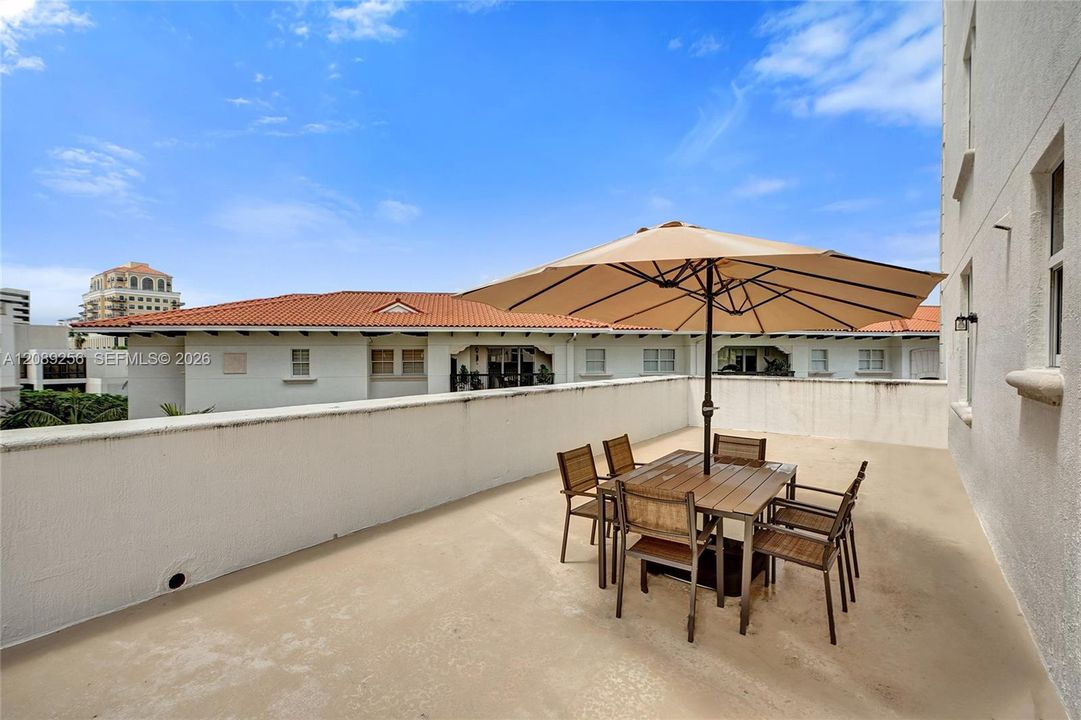 For Rent: $3,550 (2 beds, 2 baths, 1041 Square Feet)