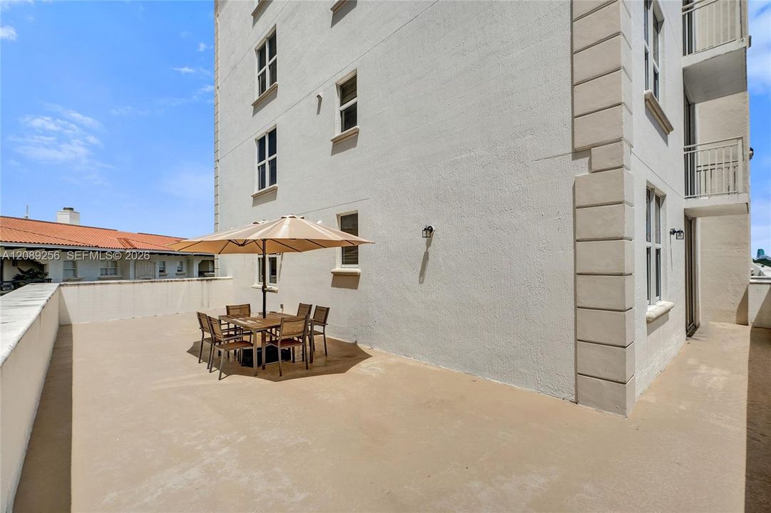 For Rent: $3,550 (2 beds, 2 baths, 1041 Square Feet)
