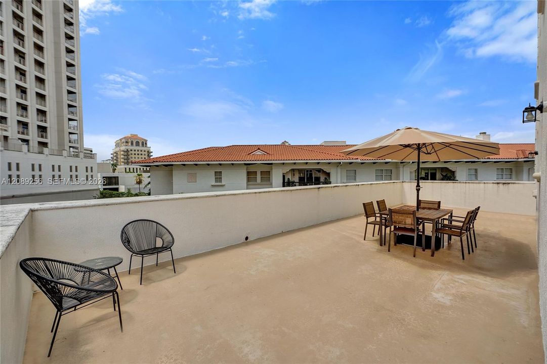 For Rent: $3,550 (2 beds, 2 baths, 1041 Square Feet)