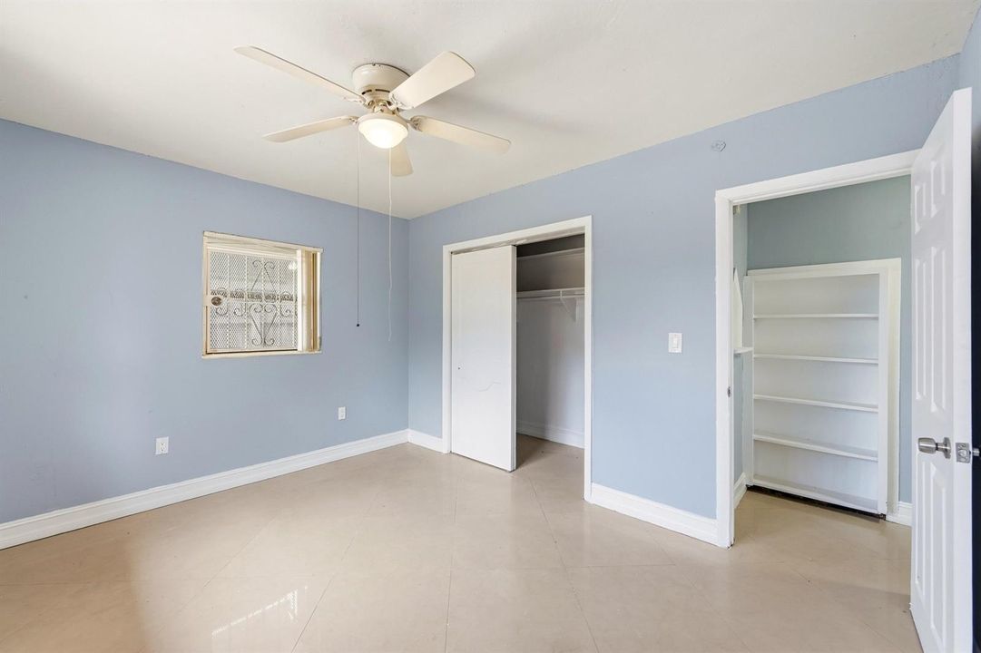 BIG ROOMS WALK IN CLOSETS