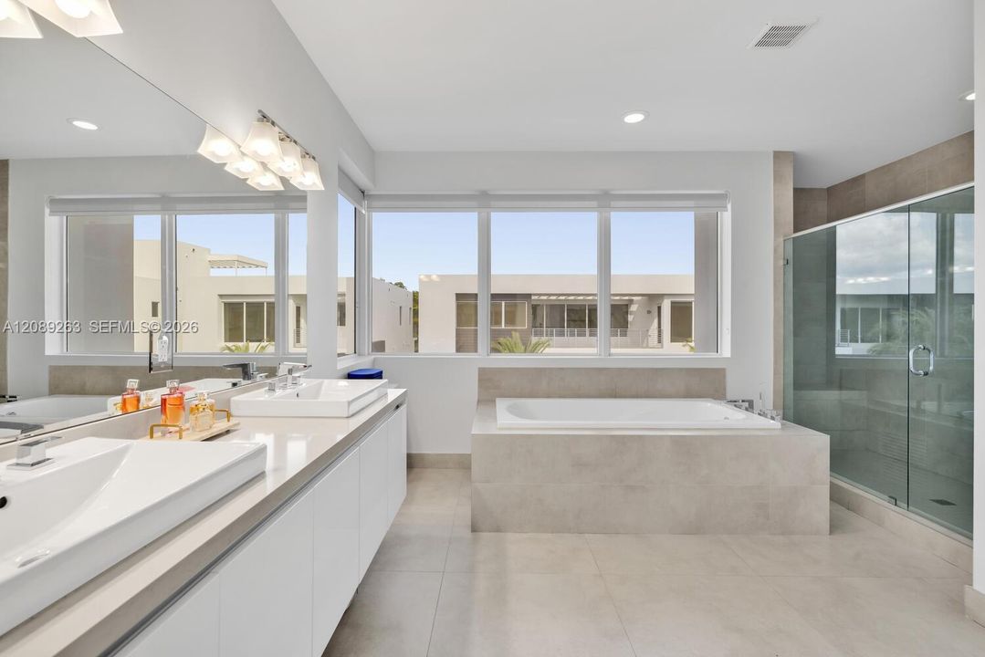 En Venta: $2,290,000 (5 camas, 5 baños, 4628 Pies cuadrados)