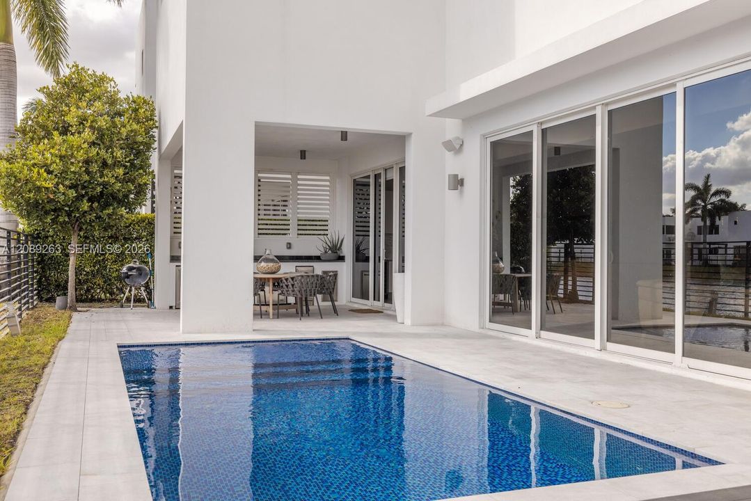En Venta: $2,290,000 (5 camas, 5 baños, 4628 Pies cuadrados)