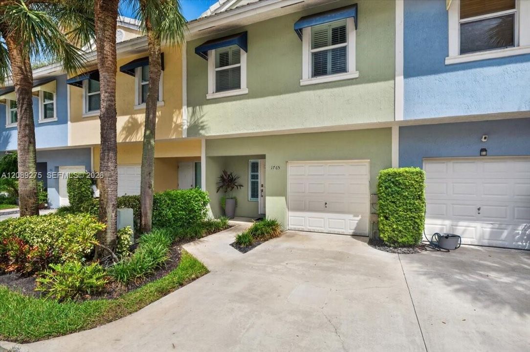 For Sale: $559,900 (2 beds, 2 baths, 1760 Square Feet)
