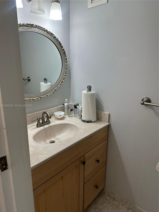 For Sale: $255,000 (1 beds, 1 baths, 915 Square Feet)