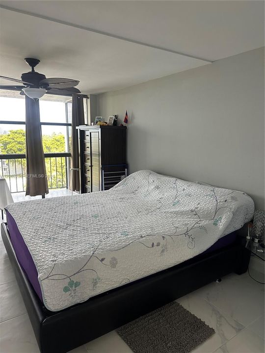 For Sale: $255,000 (1 beds, 1 baths, 915 Square Feet)
