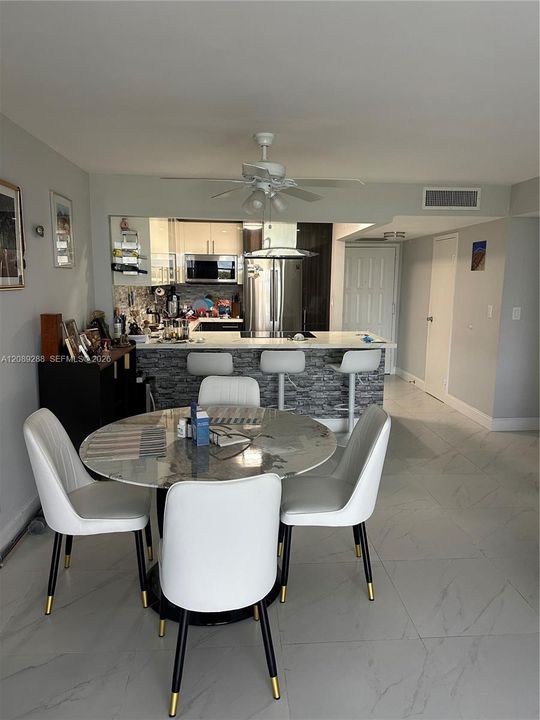 For Sale: $255,000 (1 beds, 1 baths, 915 Square Feet)