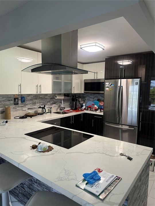 For Sale: $255,000 (1 beds, 1 baths, 915 Square Feet)