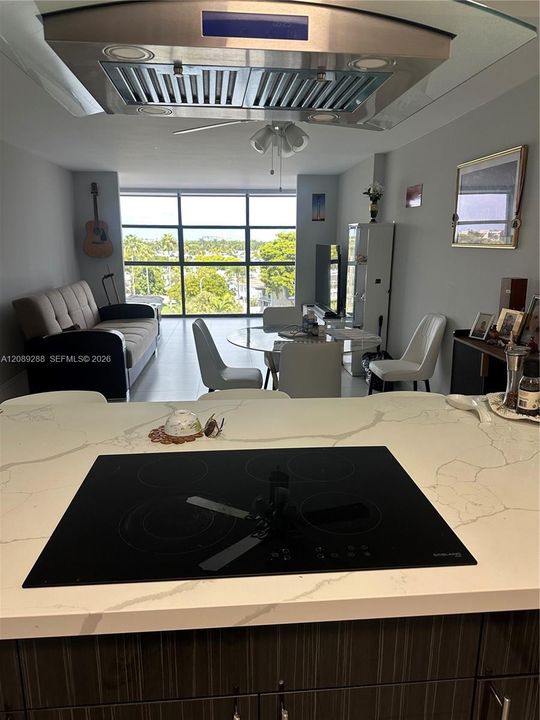 For Sale: $255,000 (1 beds, 1 baths, 915 Square Feet)