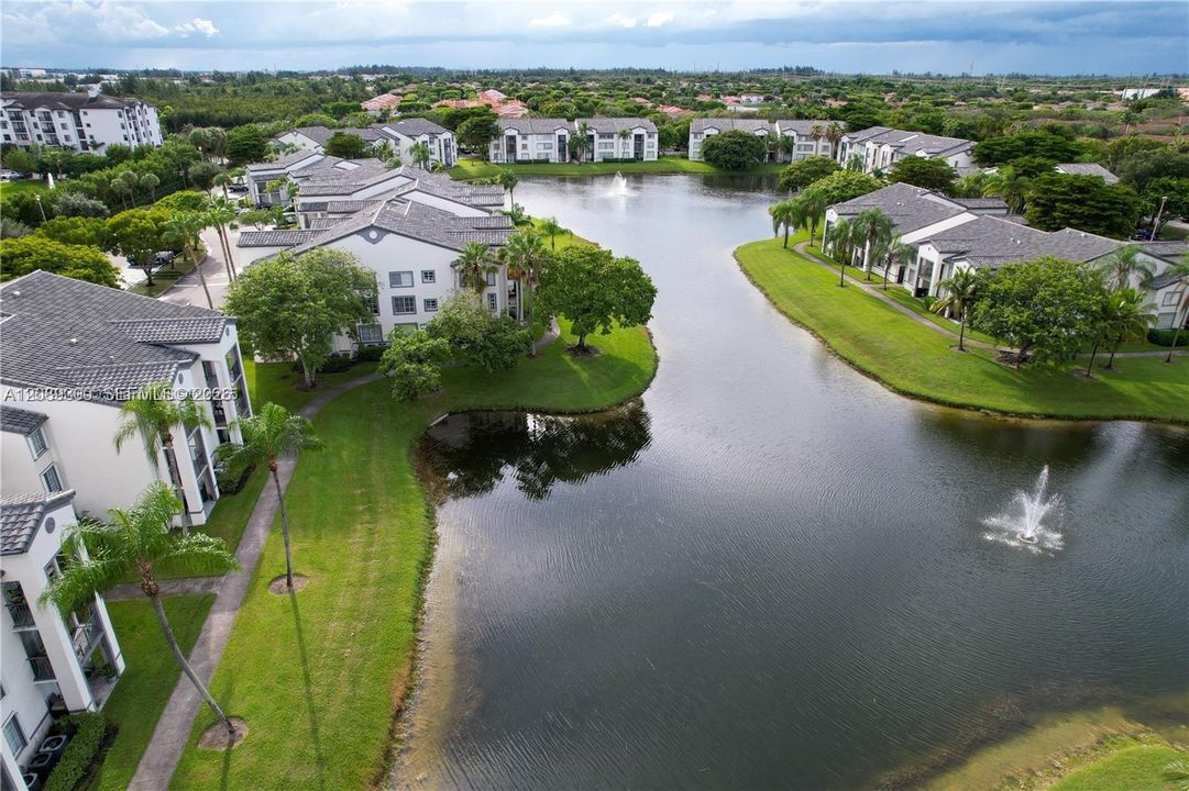 For Rent: $2,450 (2 beds, 1 baths, 818 Square Feet)