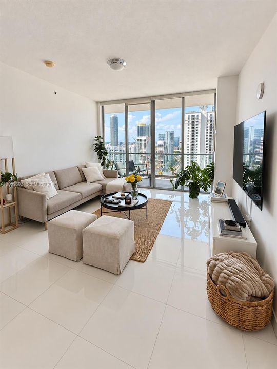 В аренду: $4,000 (2 спален, 2 ванн, 1024 Квадратных фут)