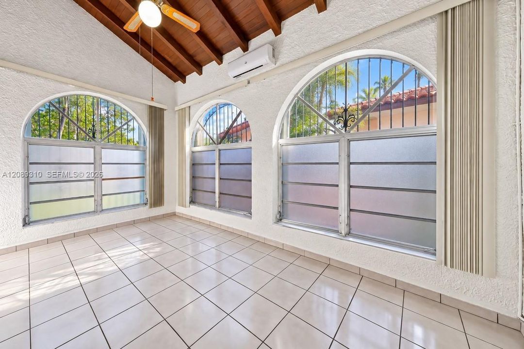 For Rent: $3,000 (2 beds, 1 baths, 2064 Square Feet)