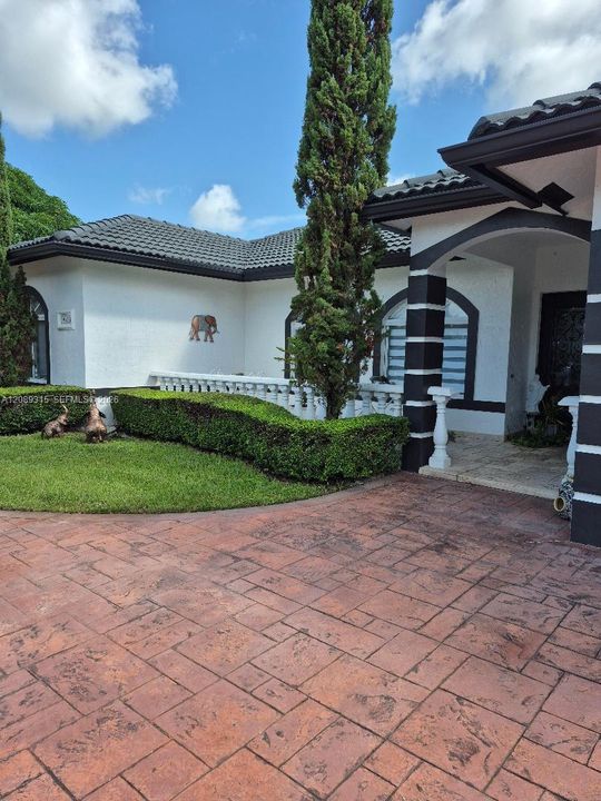 For Sale: $1,150,000 (5 beds, 2 baths, 2158 Square Feet)