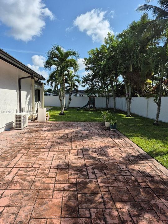For Sale: $1,150,000 (5 beds, 2 baths, 2158 Square Feet)