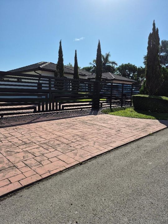 For Sale: $1,150,000 (5 beds, 2 baths, 2158 Square Feet)