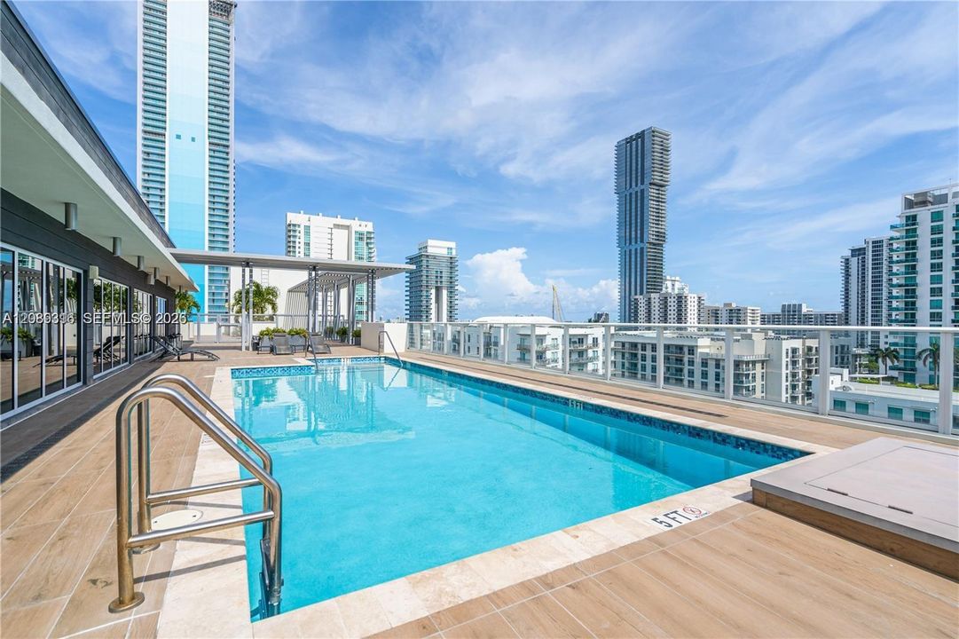 For Rent: $2,600 (1 beds, 1 baths, 560 Square Feet)