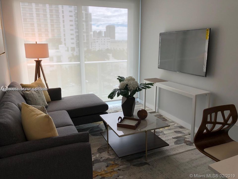 For Rent: $2,600 (1 beds, 1 baths, 560 Square Feet)