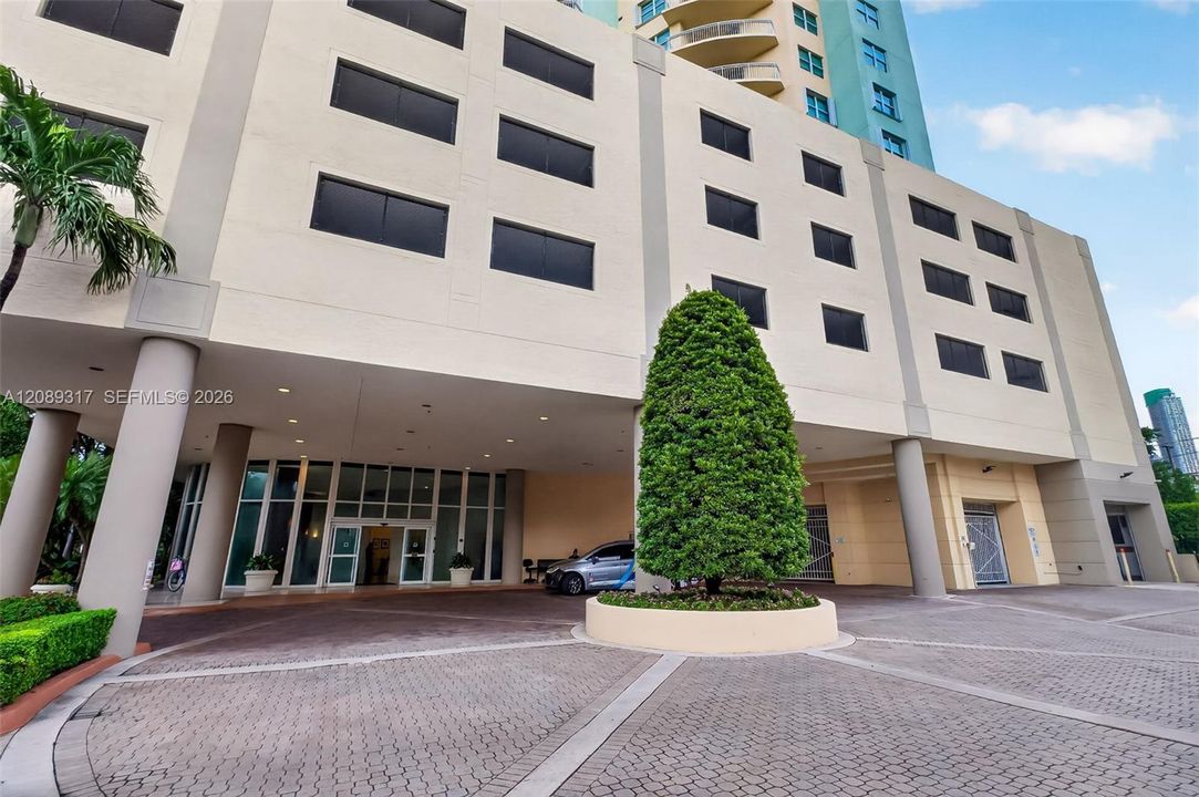 For Sale: $575,000 (1 beds, 1 baths, 770 Square Feet)
