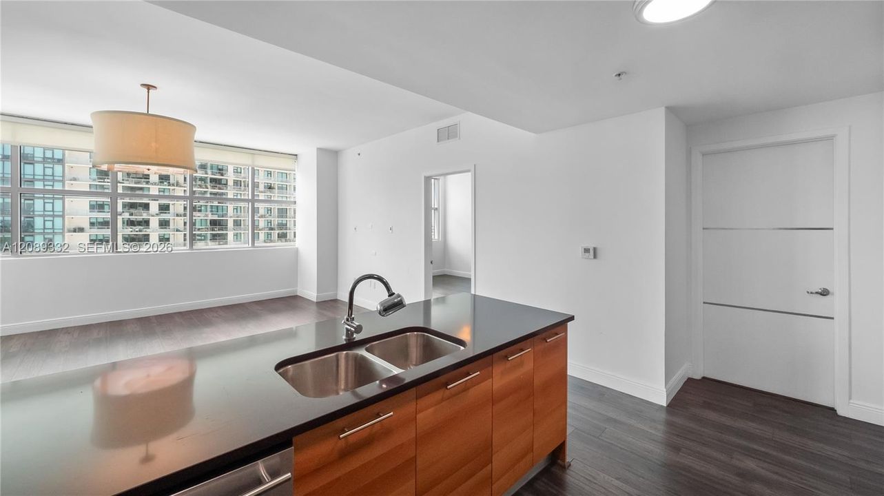 В аренду: $4,400 (2 спален, 2 ванн, 1263 Квадратных фут)