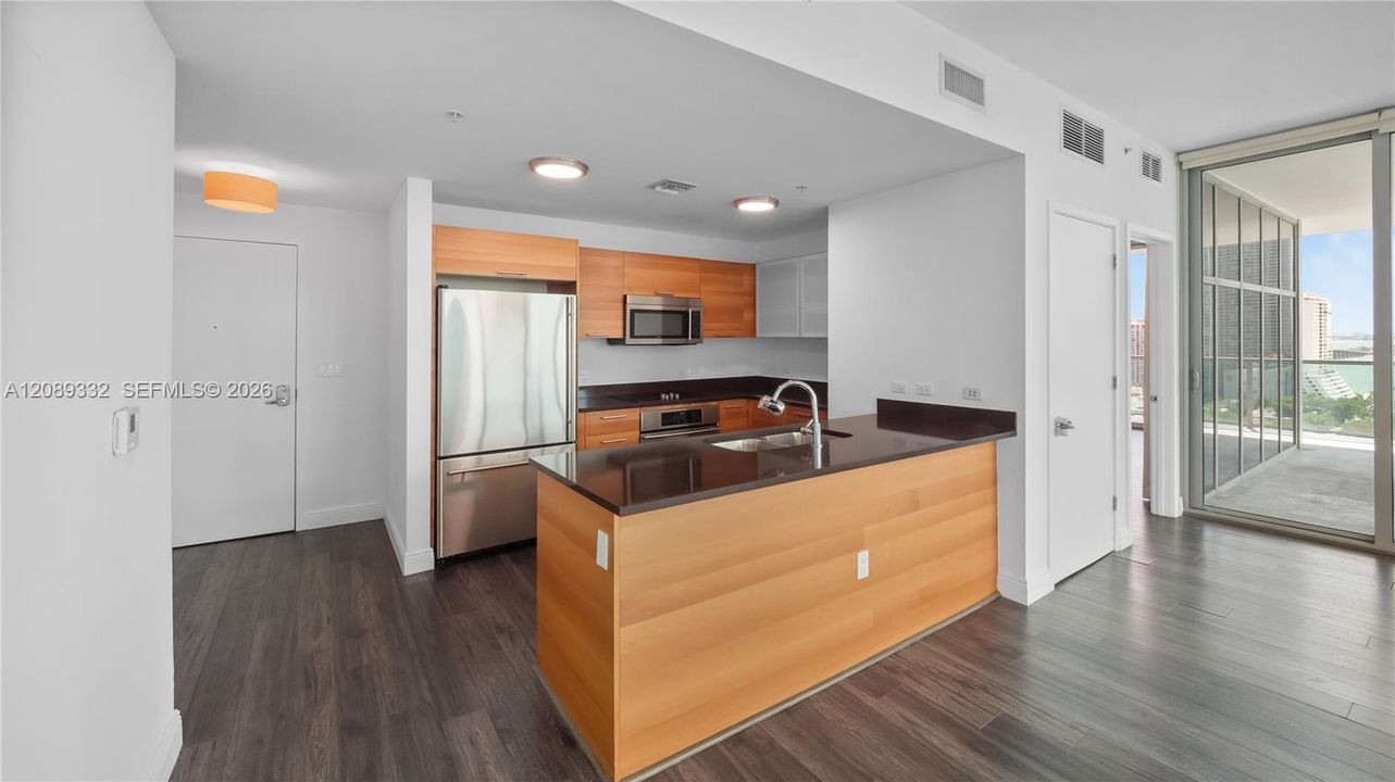В аренду: $4,400 (2 спален, 2 ванн, 1263 Квадратных фут)