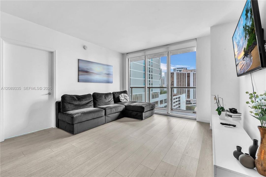 出租: $4,300 (2 贝兹, 2 浴室, 1124 平方英尺)