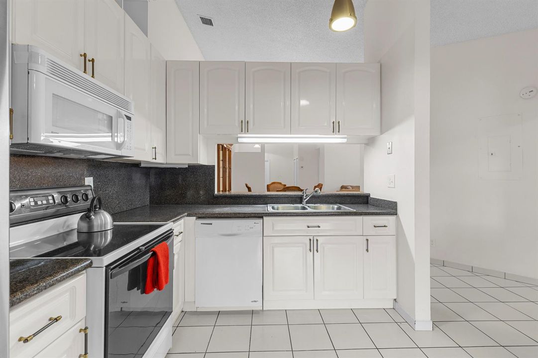 kitchen to entry