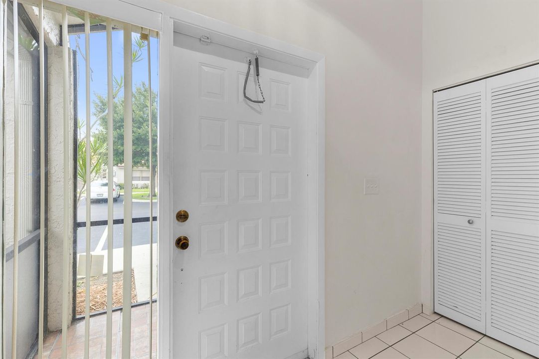 Entry foyer w_scrnd front