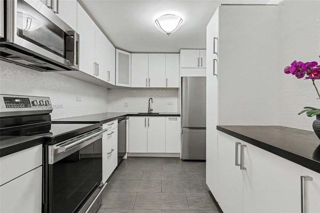 For Sale: $599,000 (2 beds, 2 baths, 1271 Square Feet)