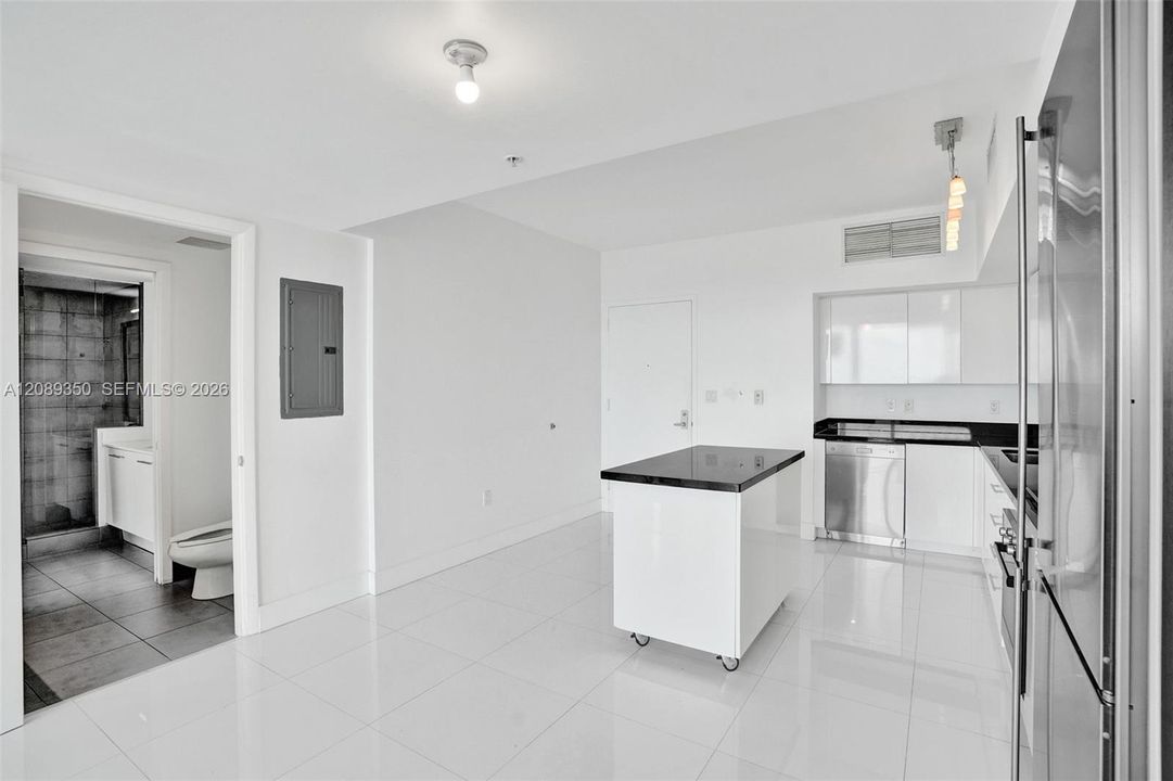 For Rent: $2,675 (1 beds, 1 baths, 764 Square Feet)