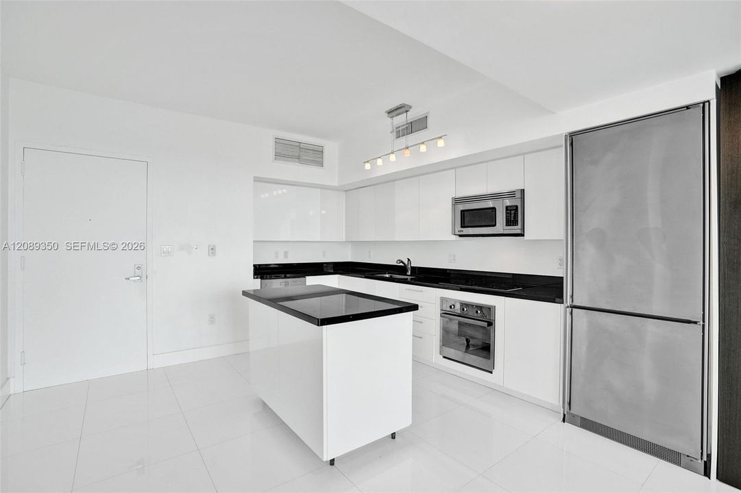 For Rent: $2,675 (1 beds, 1 baths, 764 Square Feet)