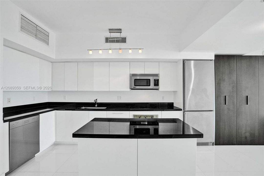 For Rent: $2,675 (1 beds, 1 baths, 764 Square Feet)