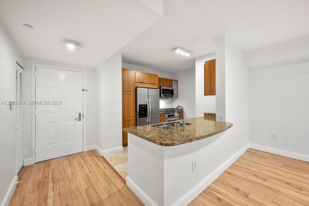 For Rent: $2,300 (1 beds, 1 baths, 789 Square Feet)