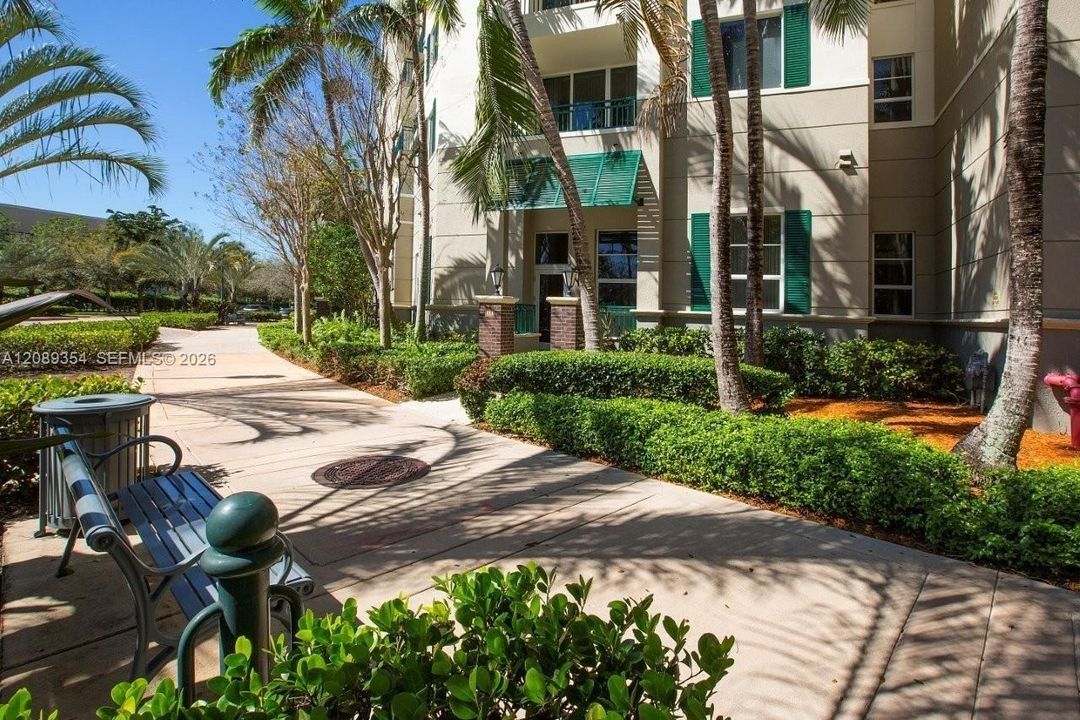 For Rent: $2,300 (1 beds, 1 baths, 789 Square Feet)