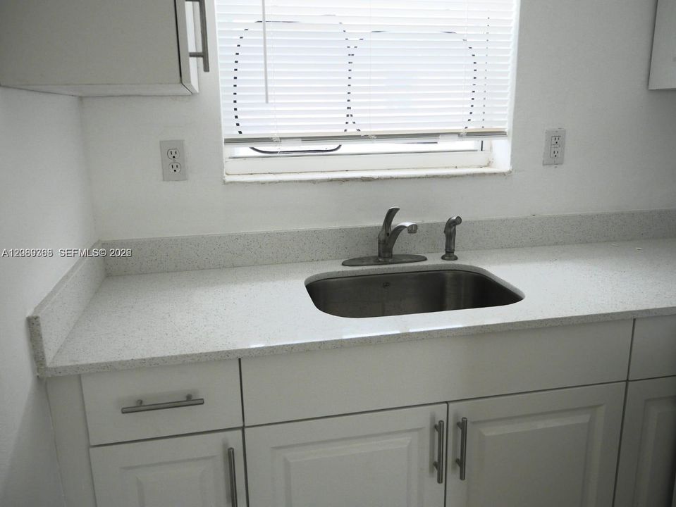 For Rent: $2,100 (2 beds, 1 baths, 2380 Square Feet)