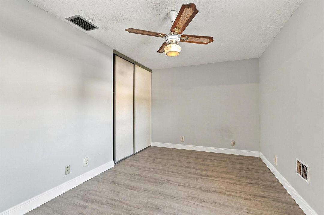 19_bedroom