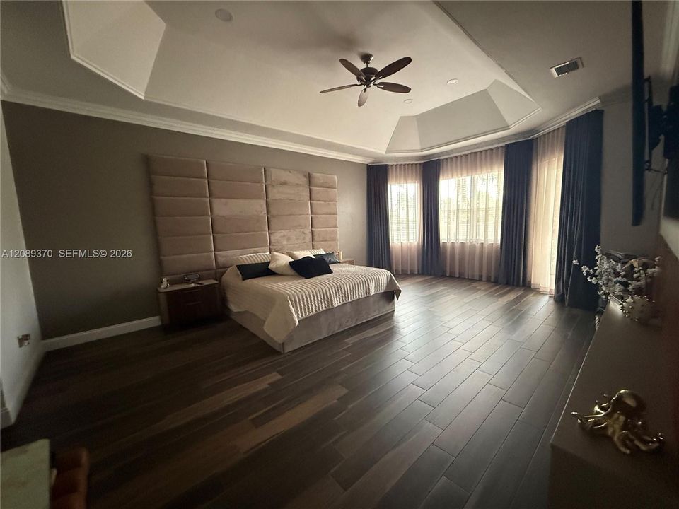 Activo con contrato: $9,500 (5 camas, 4 baños, 4227 Pies cuadrados)