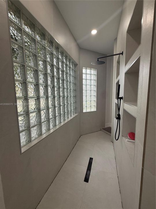 Activo con contrato: $9,500 (5 camas, 4 baños, 4227 Pies cuadrados)