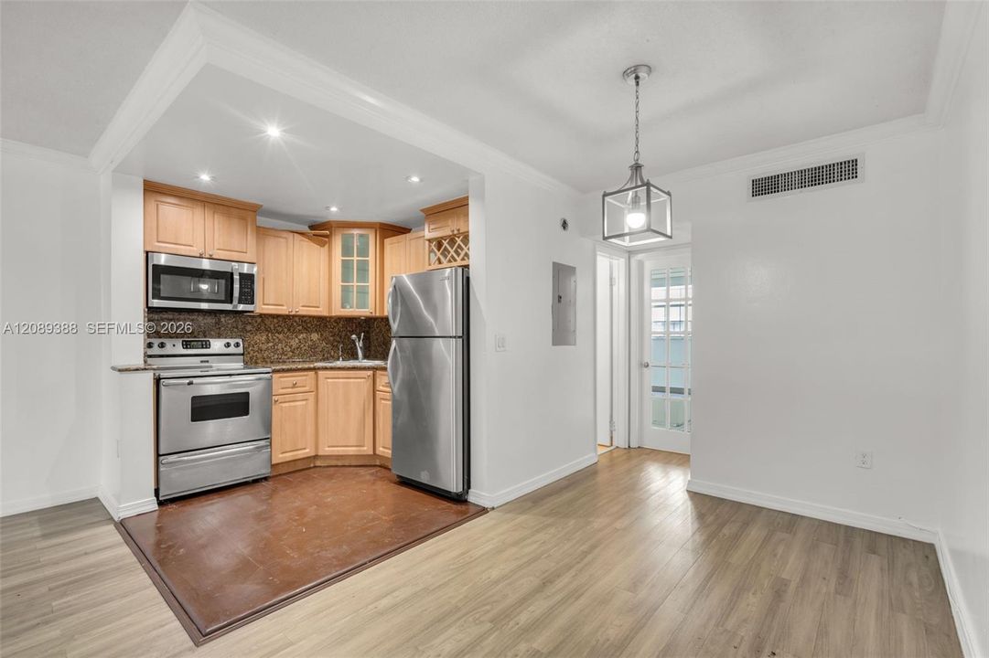 For Rent: $1,750 (1 beds, 1 baths, 695 Square Feet)