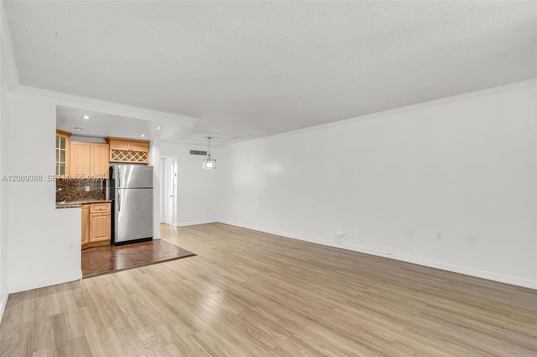 For Rent: $1,750 (1 beds, 1 baths, 695 Square Feet)