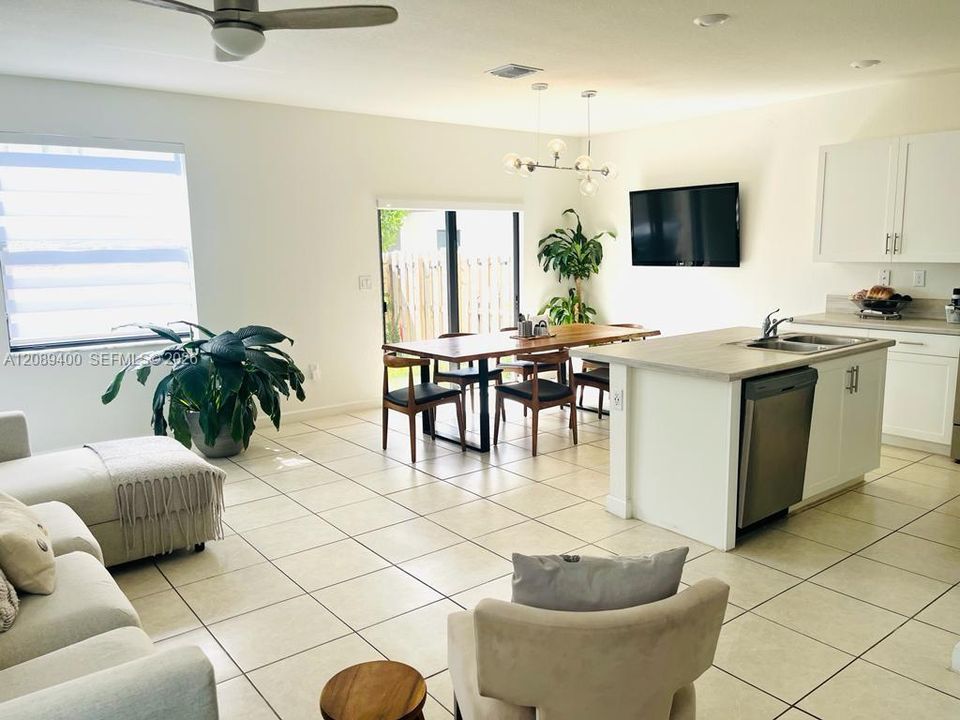 For Sale: $640,000 (4 beds, 3 baths, 2086 Square Feet)