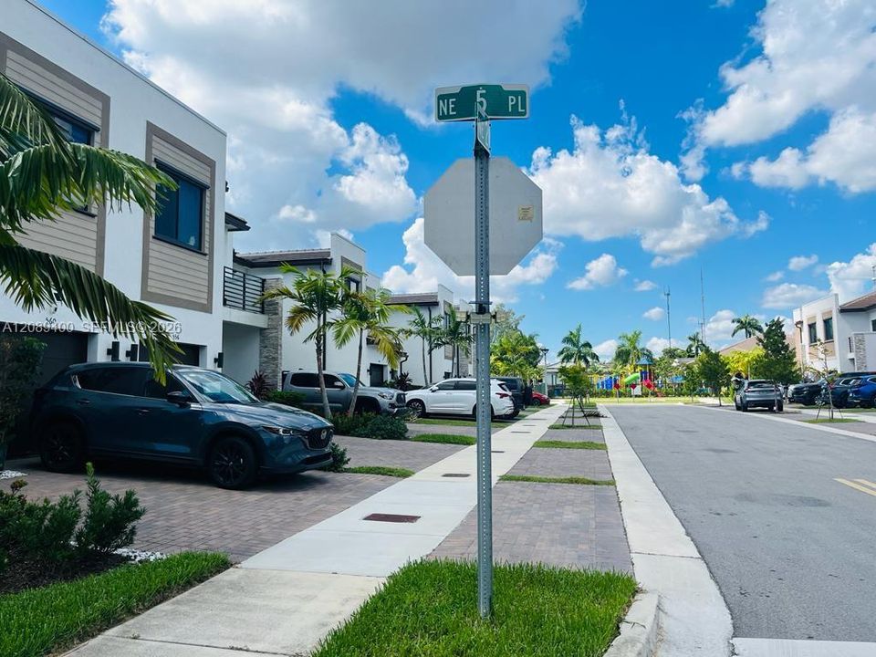 For Sale: $640,000 (4 beds, 3 baths, 2086 Square Feet)