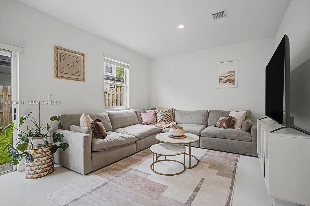 For Rent: $2,850 (3 beds, 2 baths, 1695 Square Feet)