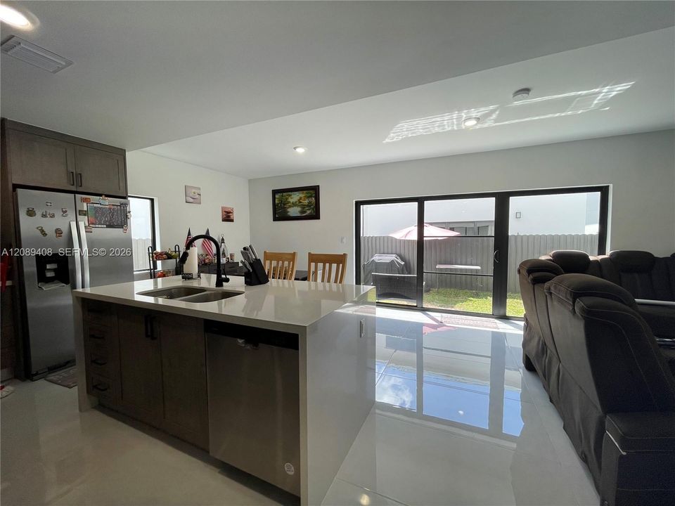For Sale: $565,000 (5 beds, 3 baths, 1810 Square Feet)