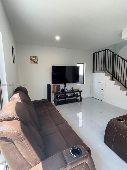 For Sale: $565,000 (5 beds, 3 baths, 1810 Square Feet)